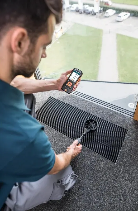 Miernik wielofunkcyjny Testo 440 z sondą wiatraczkową (Ø100 mm) z łącznością Bluetooth